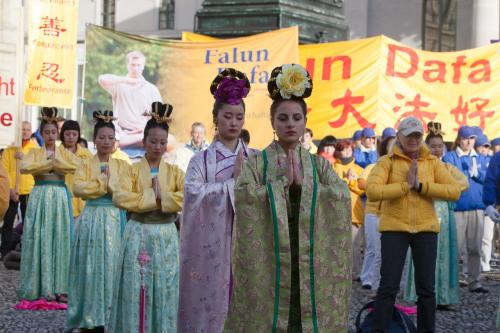 Kundgebung Falun Gong Muenchen Damen 05112016